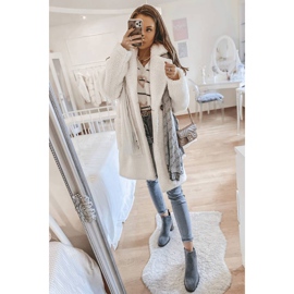 Botas cinza no posto Hanah 2