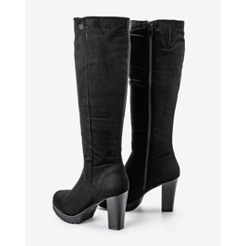 Botas pretas no posto Phoenix preto 1