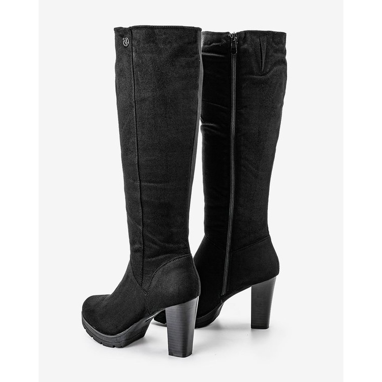Botas pretas no posto Phoenix preto 1
