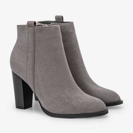 Botins cinza no poste Pinata 1