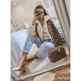 Botas douradas no poste Stomp dourado 2 Botas douradas no poste Stomp dourado 2