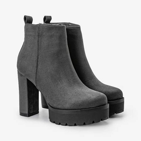 Botas cinza no posto Lulis 1 Botas cinza no posto Lulis 1