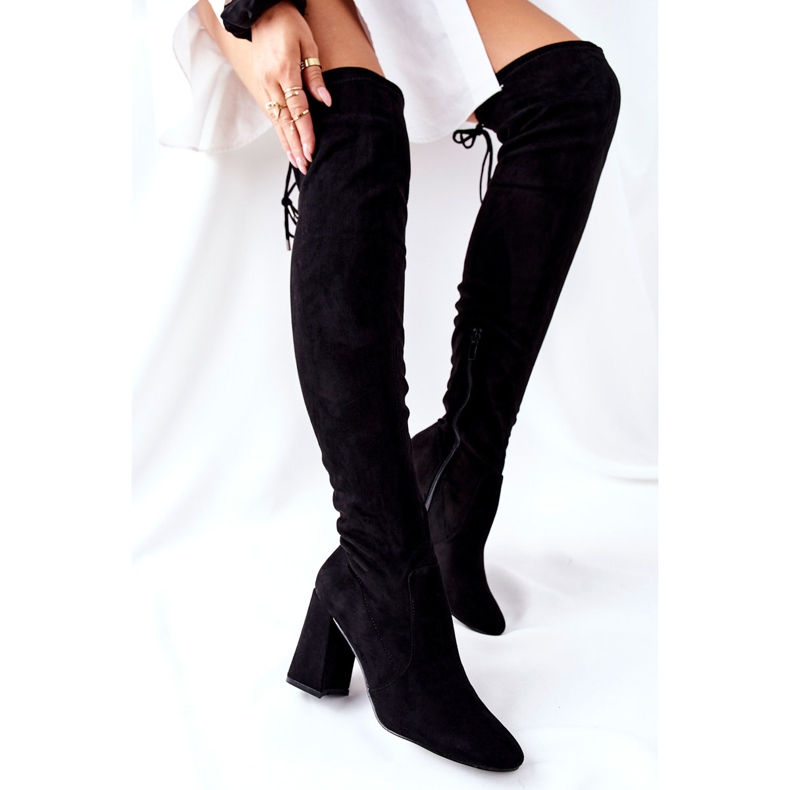 PG1 Botas Agaloa de camurça preta em um bar preto 1