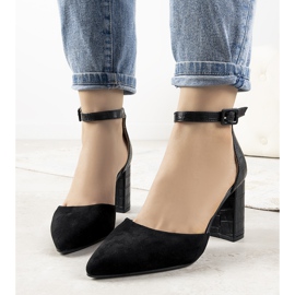 Sapatos pretos no posto de Natalie 1