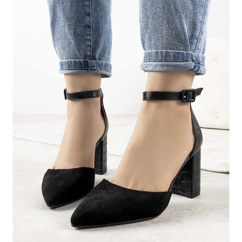 Sapatos pretos no posto de Natalie 1