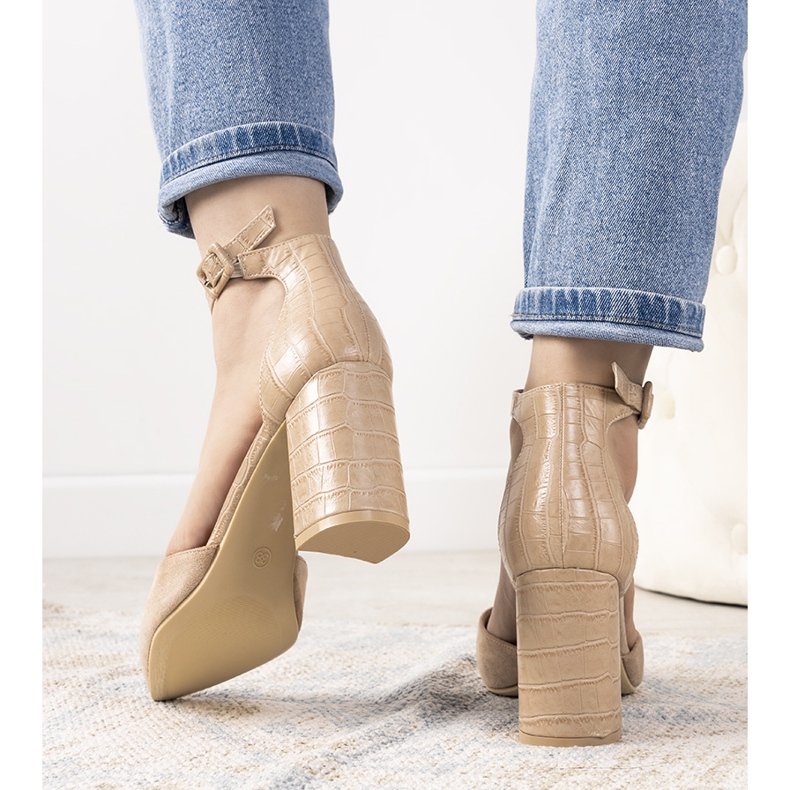 Sapatos bege no posto de Natalie 1