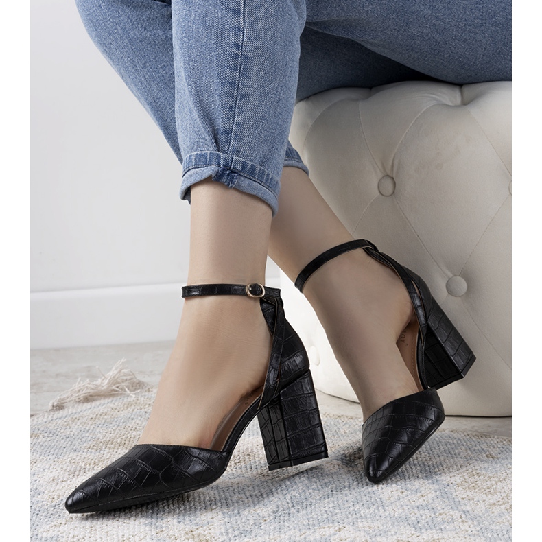 Sapatos pretos no posto de Davies 1