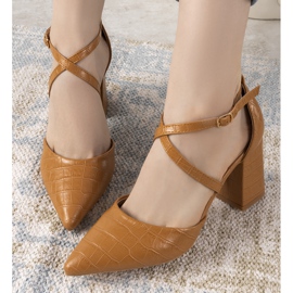 Bombas marrons no posto Strutt castanho 1