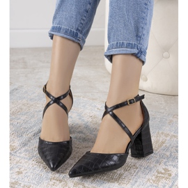 Sapatos pretos no posto Strutt 1 Sapatos pretos no posto Strutt 1