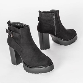 Botas pretas de cano alto no posto de Katie preto 1