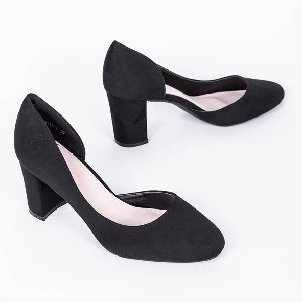 Sapatos pretos no posto Harperry 1