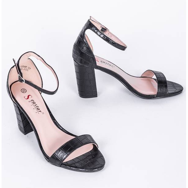 Sandálias pretas no poste Millo preto 1