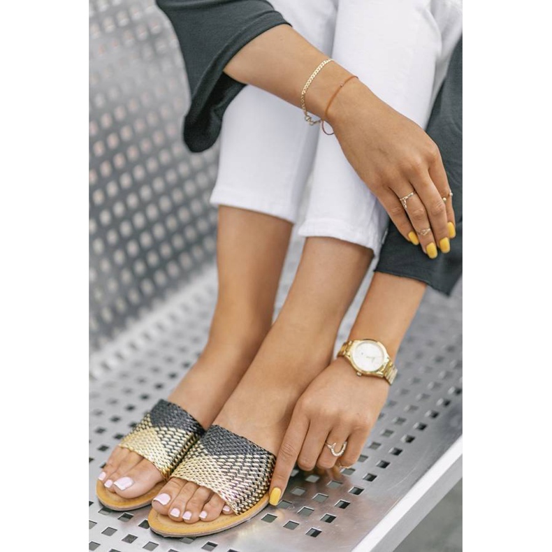 Chinelos Glam Star pretos e dourados 1