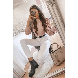 Botas cinza no poste de Tina Gray 1