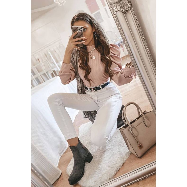 Botas cinza no poste de Tina Gray 1