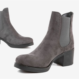 Botas cinza no poste de Tina Gray 2