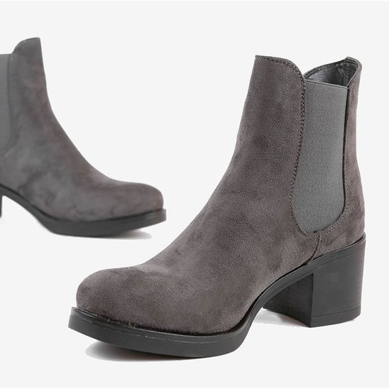 Botas cinza no poste de Tina Gray 2