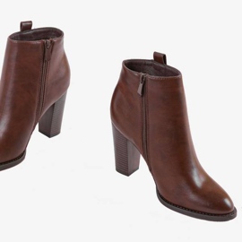 Botins marrons no poste Pinacola marrom 2