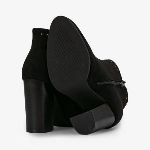 Botins pretos no poste Cosette 2