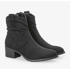 Botas pretas de cano baixo em um pé Vine baixo preto 1