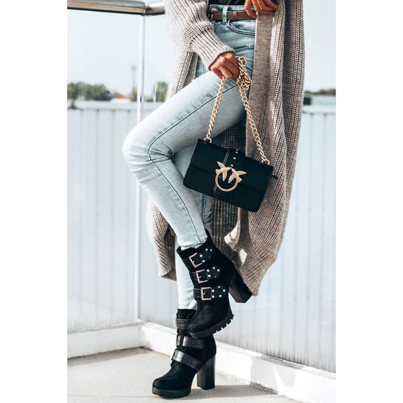 Botas pretas no posto Corgi preto 1