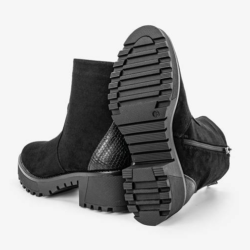 Botas pretas em um poste Atomic baixo preto 2