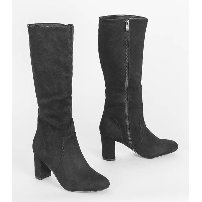Botas pretas na postagem de Margot preto 1