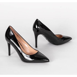 Salto alto preto com cano abril envernizado 1