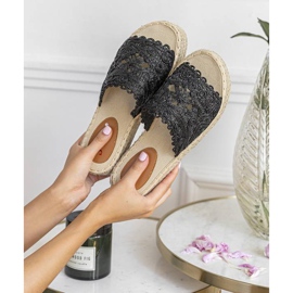 Chinelos pretos na plataforma Sudden Draft 1