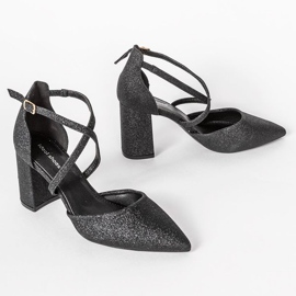 Sapatos pretos no poste brilhante 1