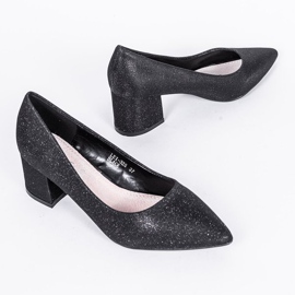 Sapatos pretos brilhantes no posto de Laita 1