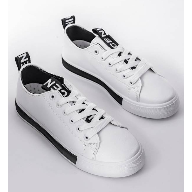 Tênis branco de Alison em sola plana preto 1