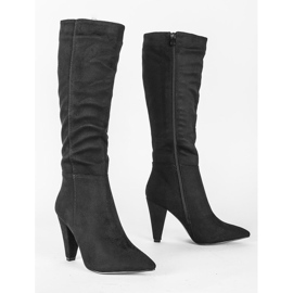 Botas pretas no posto Evelyn preto 1