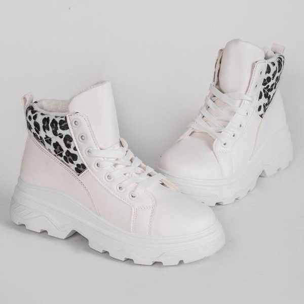 Botas com estampa de leopardo animal em branco 1