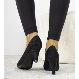 Sapatos pretos em um poste de couro ecológico Sara 1