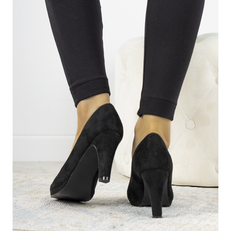 Sapatos pretos em um poste de couro ecológico Sara 1