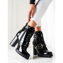 Erynn Botas pretas em um poste alto preto 1