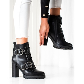 Erynn Botas pretas em um poste alto preto 2