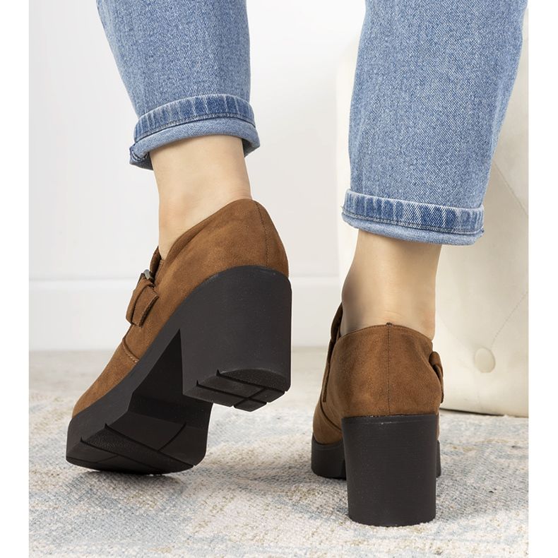 Sapatos bege no poste Leonie cáqui 1