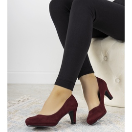 Sapatos Burgundy em um estilete Eiffel vermelho 1
