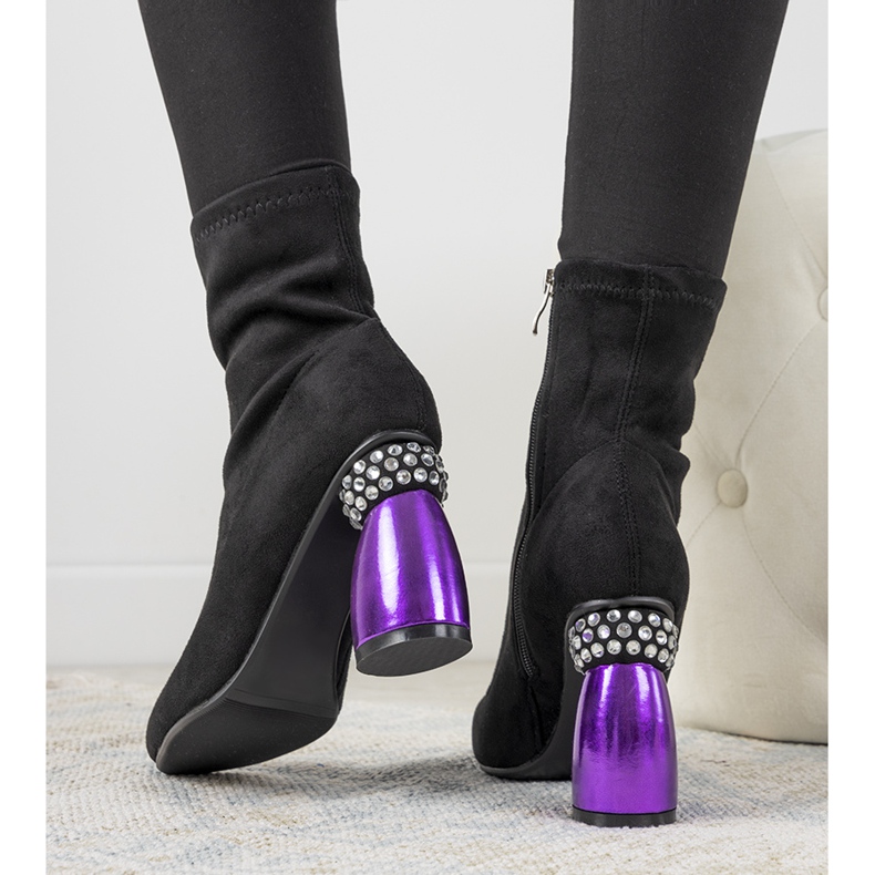 Botas pretas em um poste decorativo de Bazin preto 1
