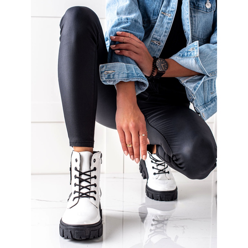 TRENDI Trabalhadores com nós brancos na plataforma 1