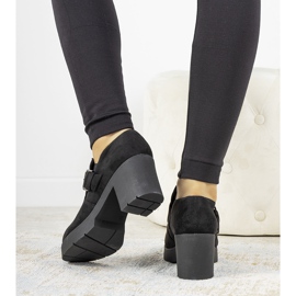 Sapatos pretos no poste de Leonie 1