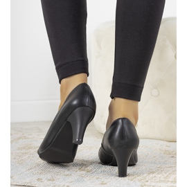 Sapatos pretos no posto Molina 1