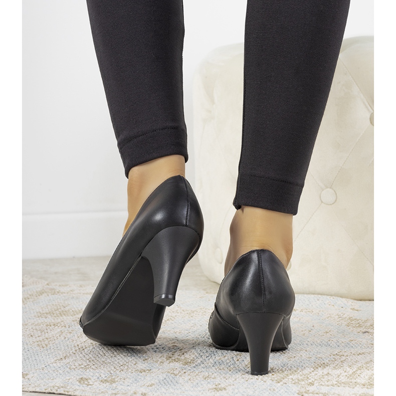 Sapatos pretos no posto Molina 1