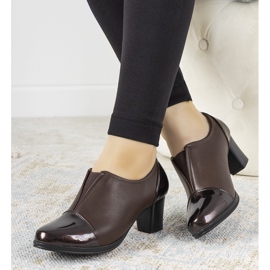 Brogues marrons no posto de Villareal castanho 1