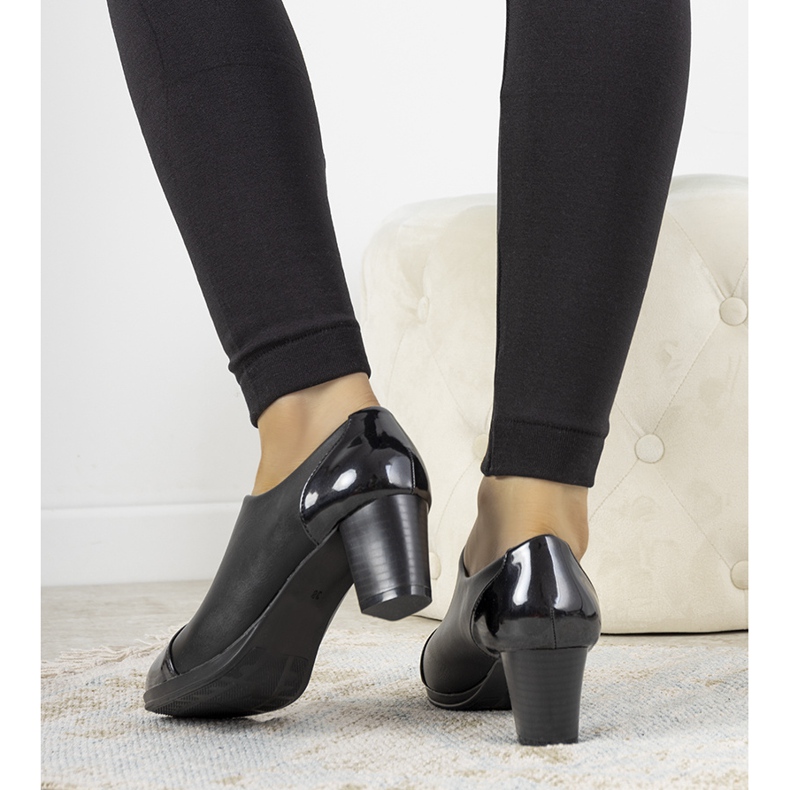 Sapatos pretos no posto de Villareal 1