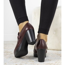 Maroon Brogues no posto de Hersilia vermelho 1