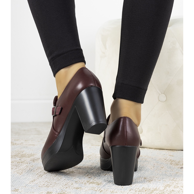 Maroon Brogues no posto de Hersilia vermelho 1