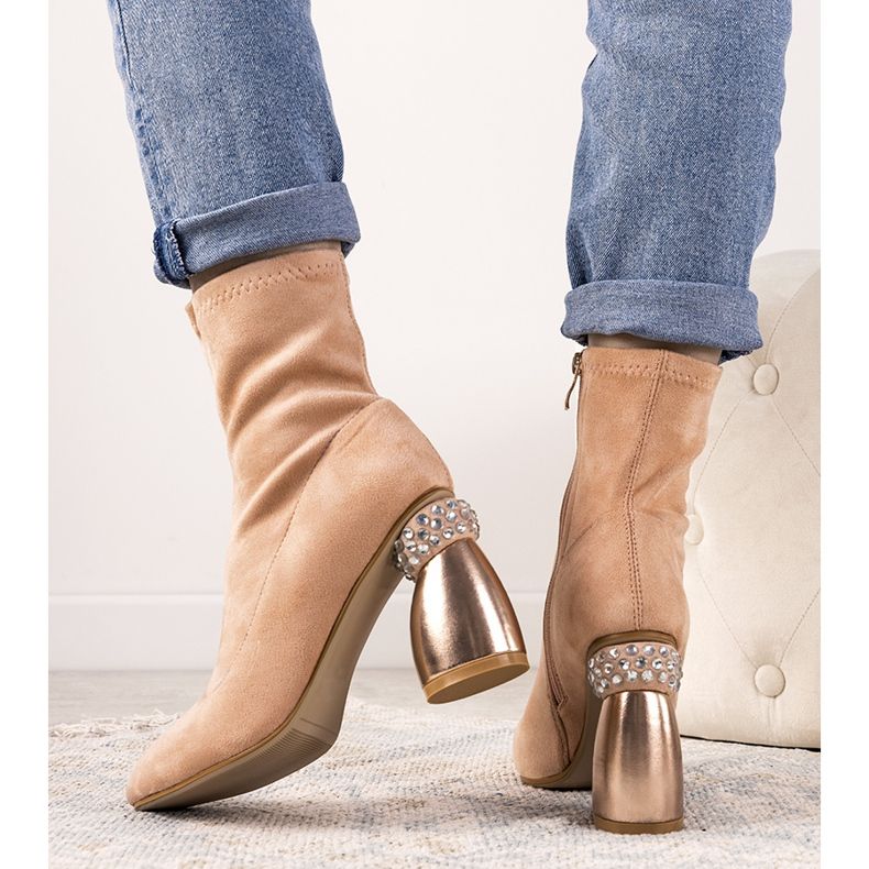 Botas rosa em um poste decorativo de Bazin 1